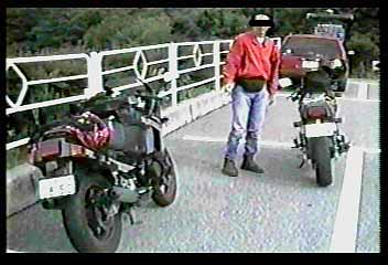 八ヶ岳東沢大橋で休憩中