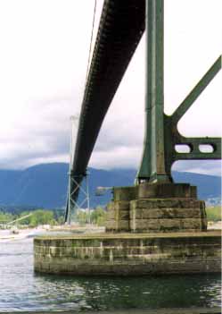 ライオンズゲートブリッジ下