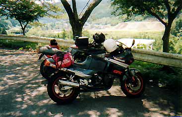 馬瀬川第2ダムで休憩中のGPXと刀