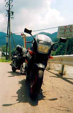 R406鬼無里村でエンジンストップ中のGPX